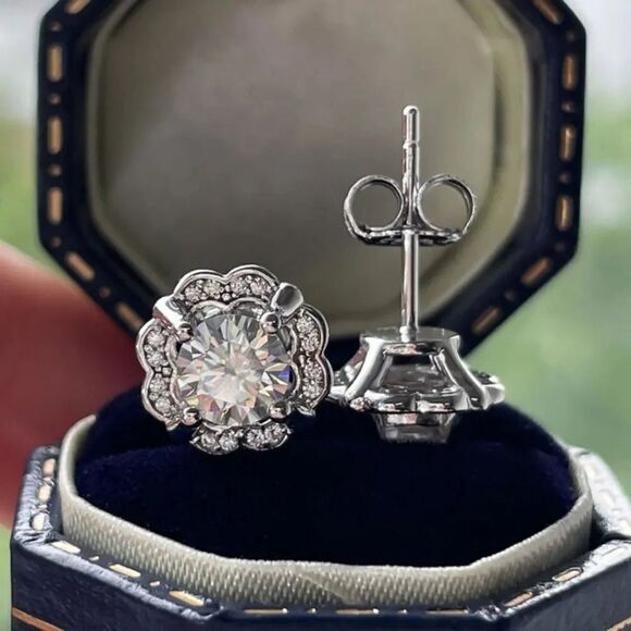 Certified 1ct t.w VVS1 Moissanite Luxury Stud Earrings - Picture 4 of 7